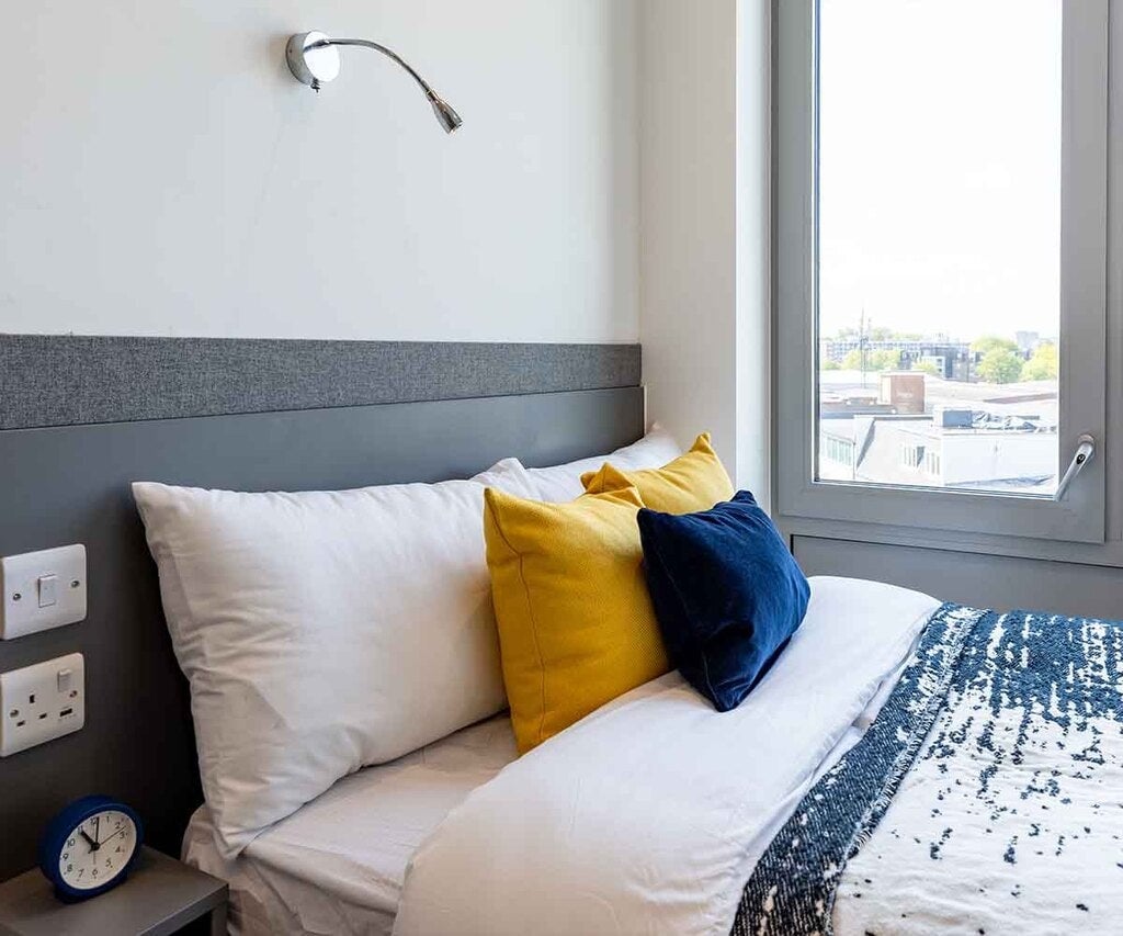 Room Oxley Close in Greater London