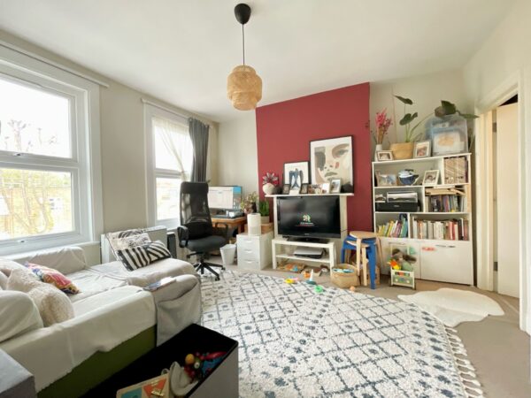 Flat Queen Elizabeth's Walk in Greater London