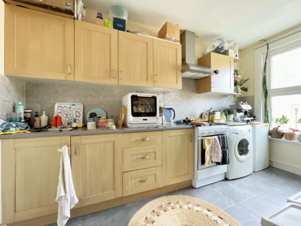 Flat Queen Elizabeth's Walk in Greater London