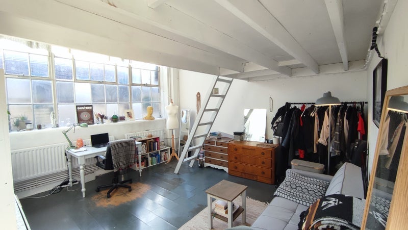 Room Markfield Road in Greater London