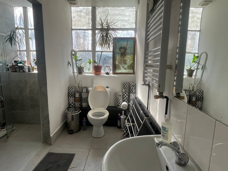 Room Markfield Road in Greater London