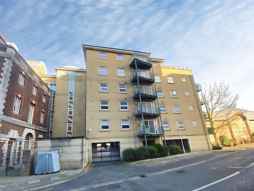 Flat Neptune Way in Southampton