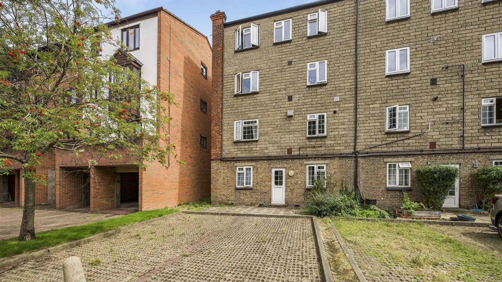 Flat Harefield Road in Greater London