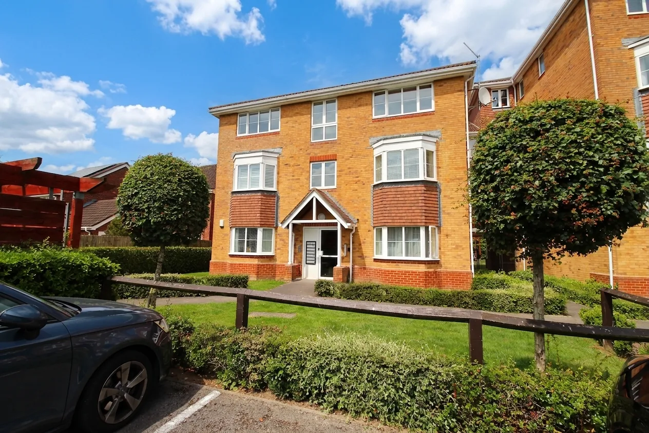 Flat Peter Candler Way in Ashford