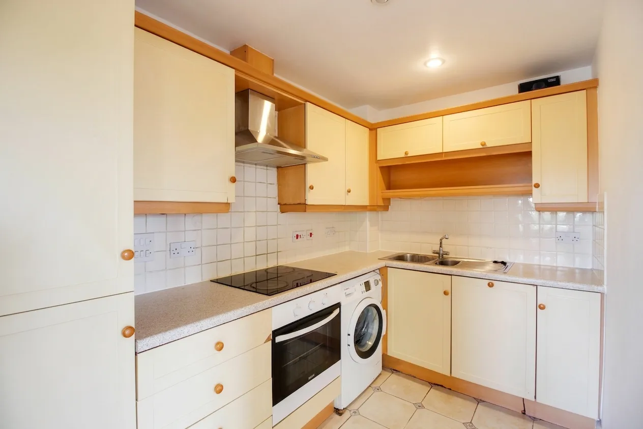 Flat Peter Candler Way in Ashford