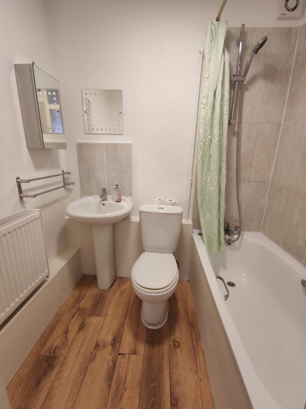 Flat Service Road 1 in Greater London