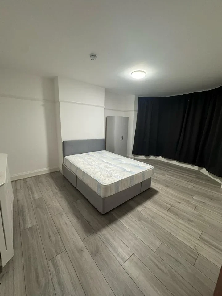 Room Woodford New Road in Greater London