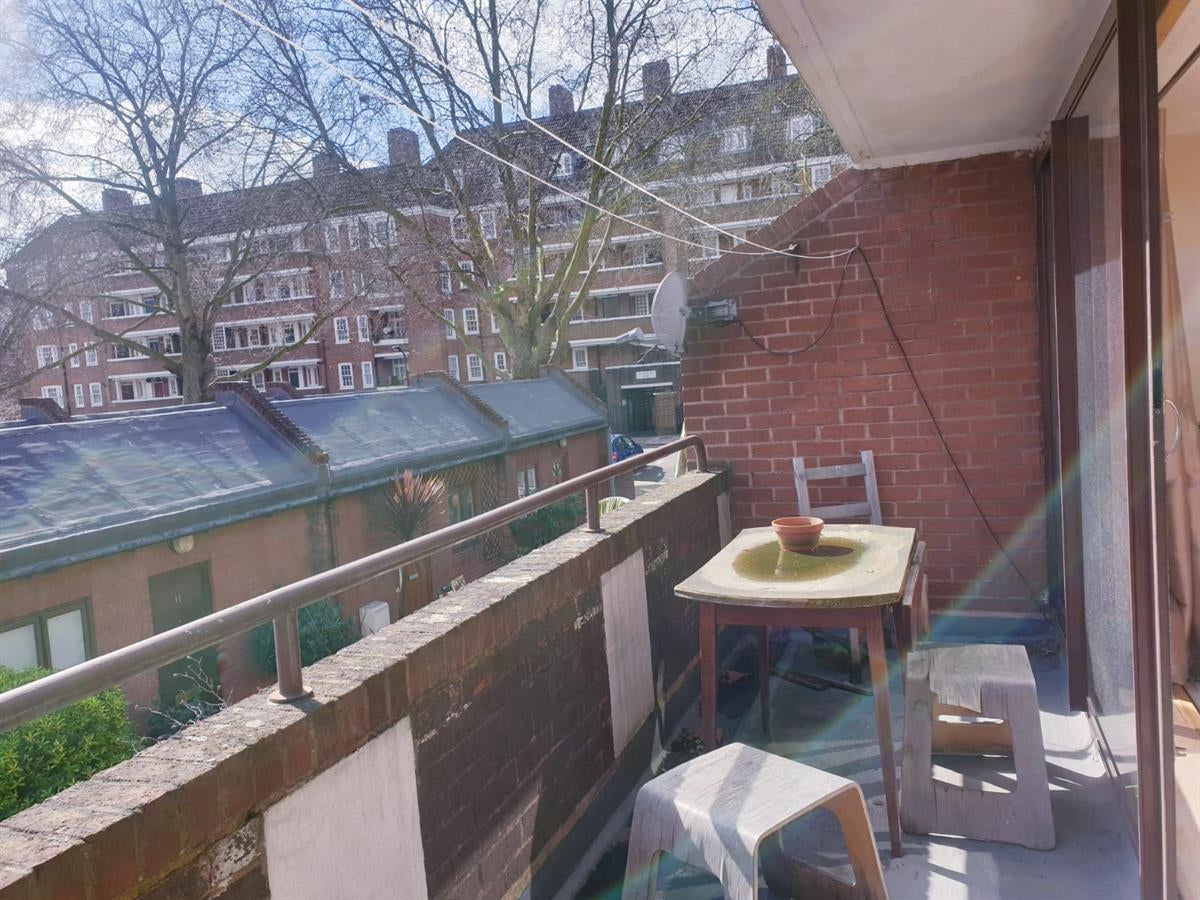 Flat Oakshott Court in Greater London