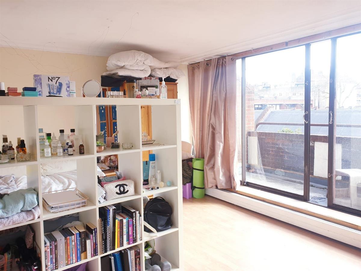 Flat Oakshott Court in Greater London