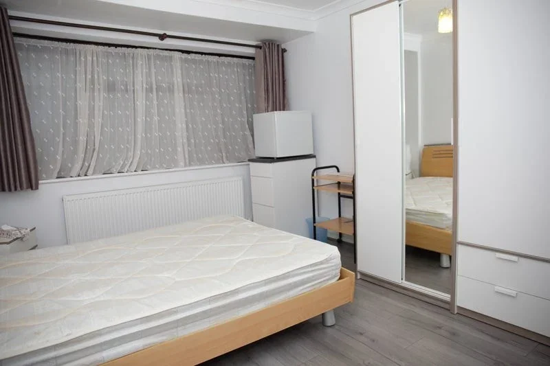 Room Weston Drive in Greater London