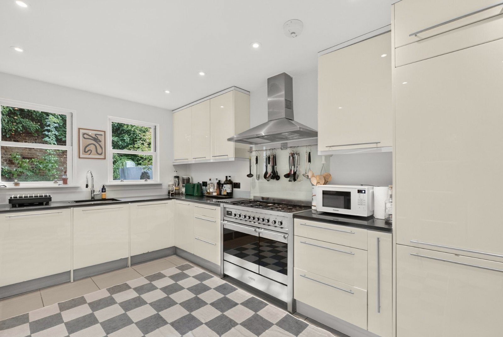 House Frithville Gardens in Greater London