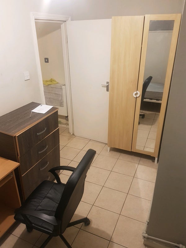 Room Twyford Street in Greater London