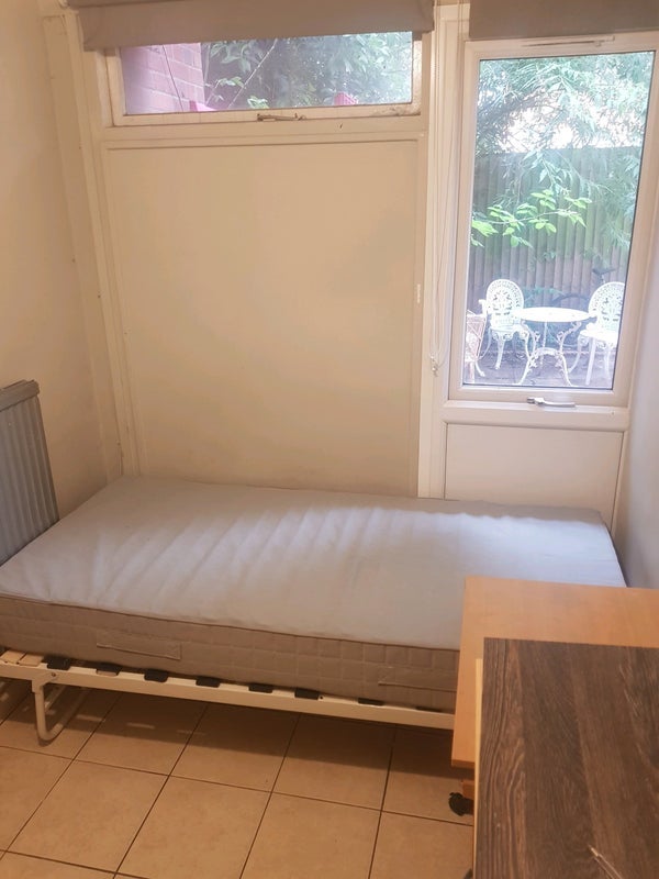 Room Twyford Street in Greater London