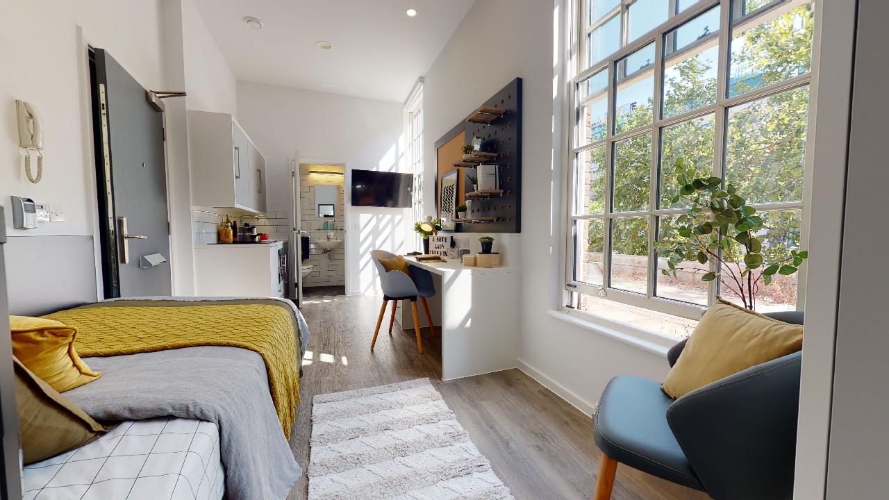 Room Euston Road in Greater London