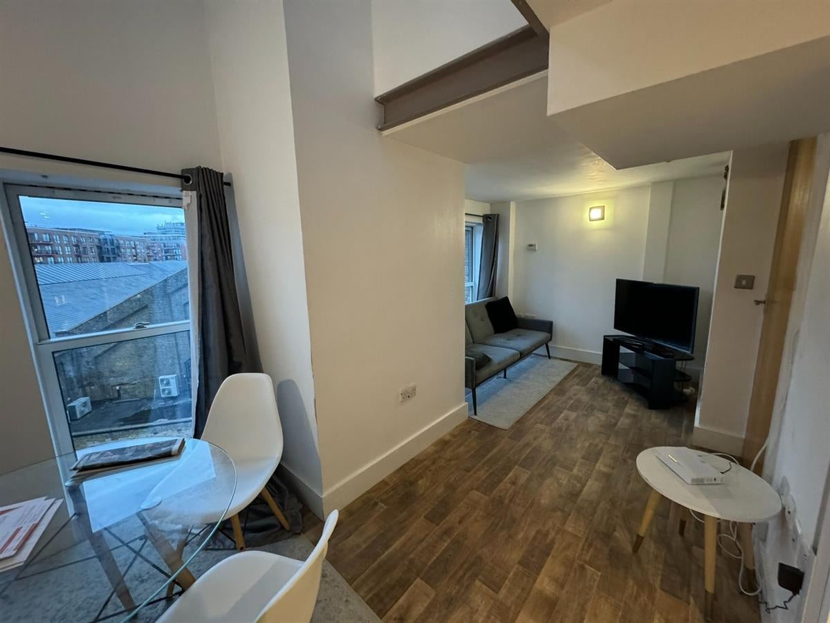 Flat Cadogan Road in Greater London