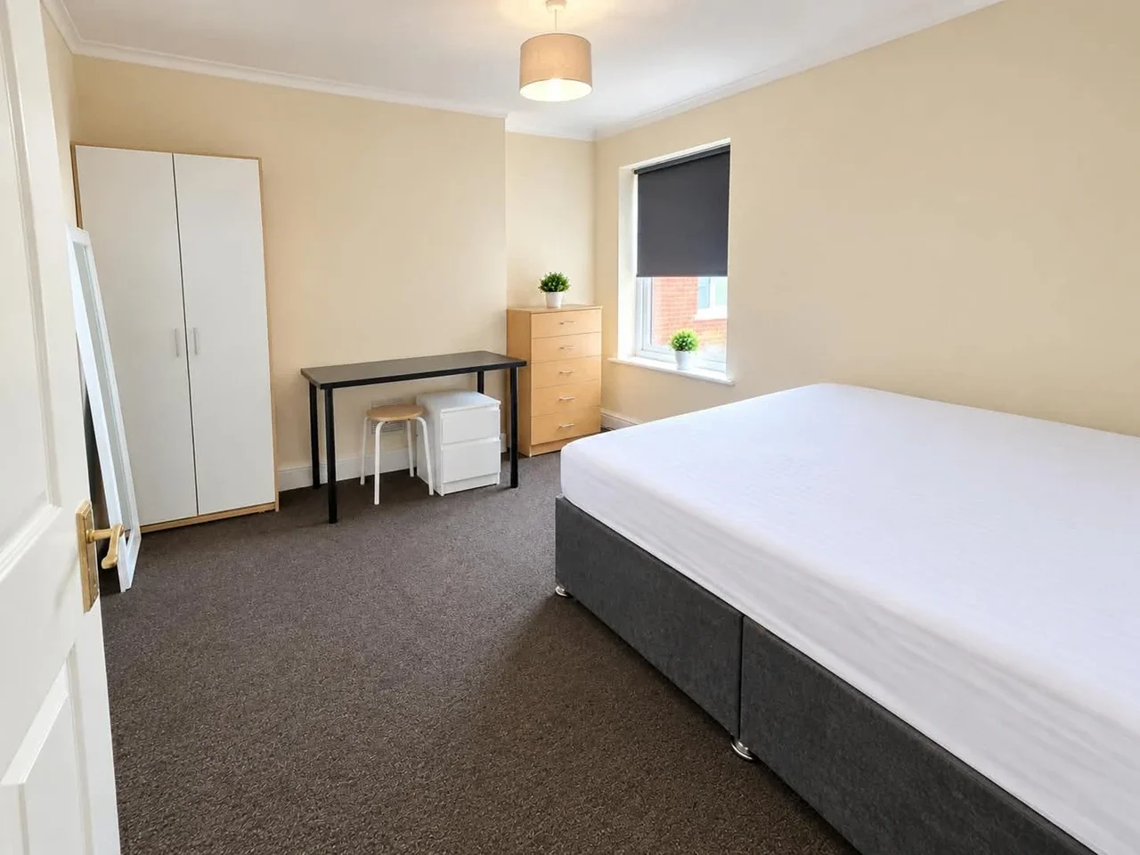 Room Olive Road in Greater London