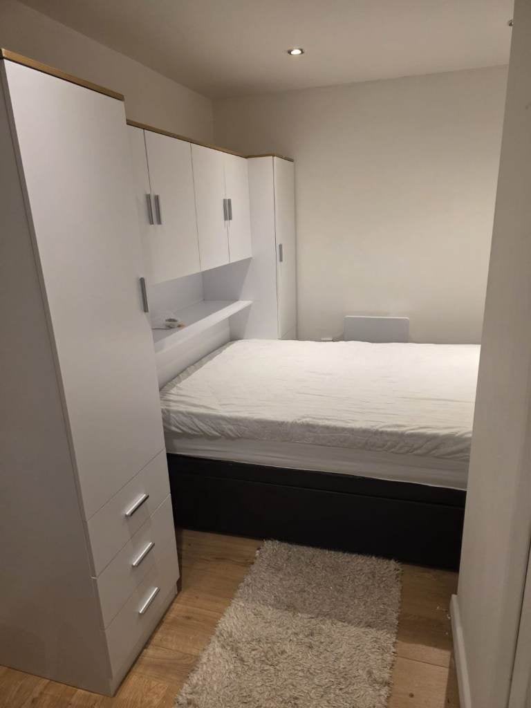Flat Ballards Way in Greater London