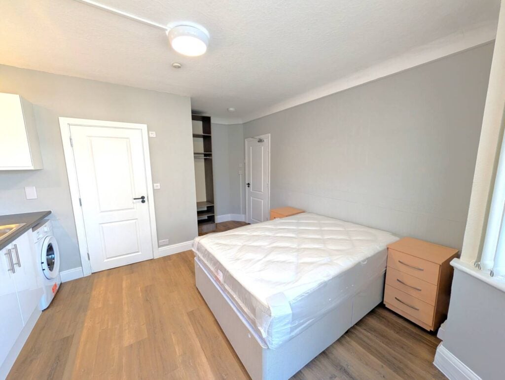 Flat Southfields in Greater London