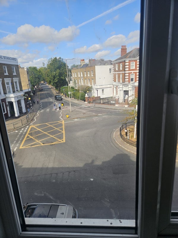 Flat Stratheden Parade in Greater London