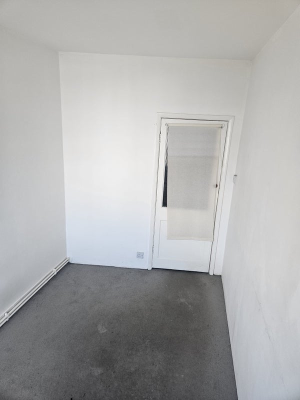 Flat Stratheden Parade in Greater London