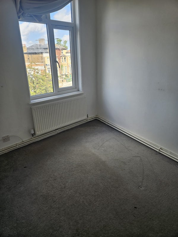 Flat Stratheden Parade in Greater London
