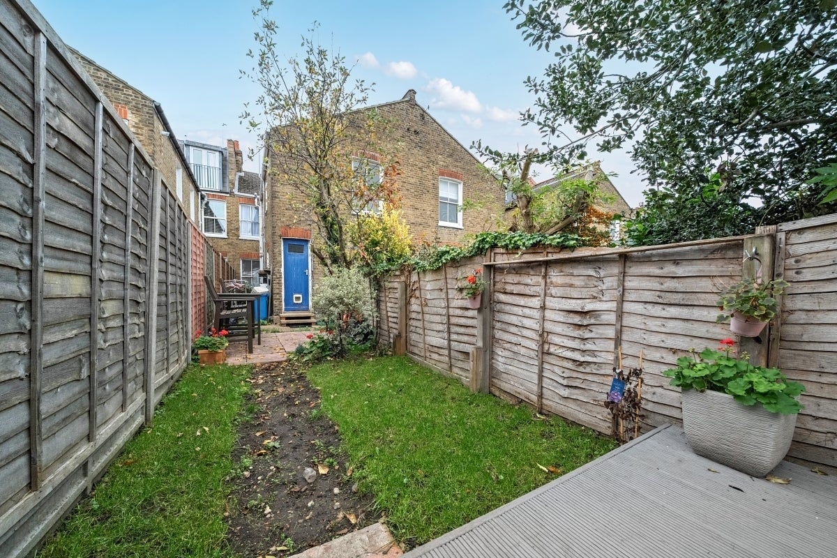 Flat Waldron Road in Greater London