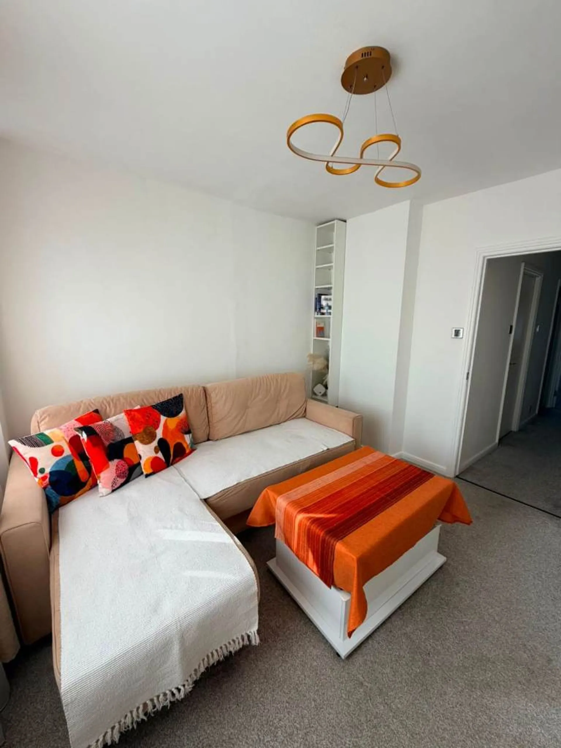 Flat Laundry Road in Greater London