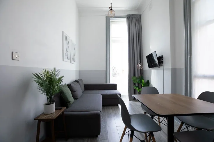 Flat Nevern Road in Greater London