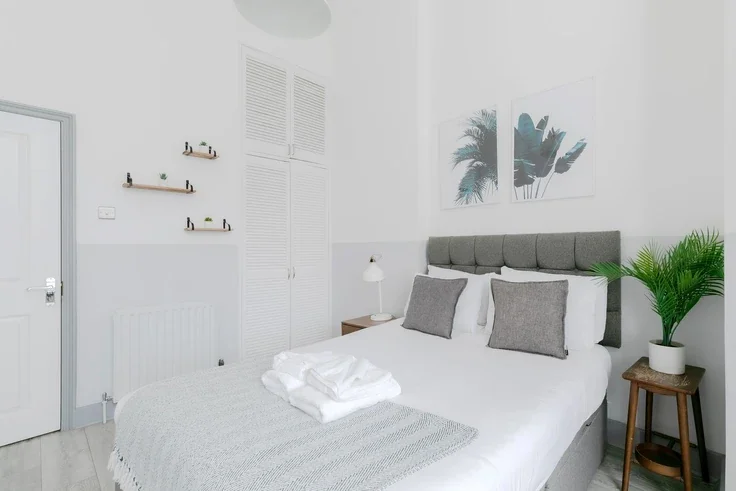 Flat Nevern Road in Greater London