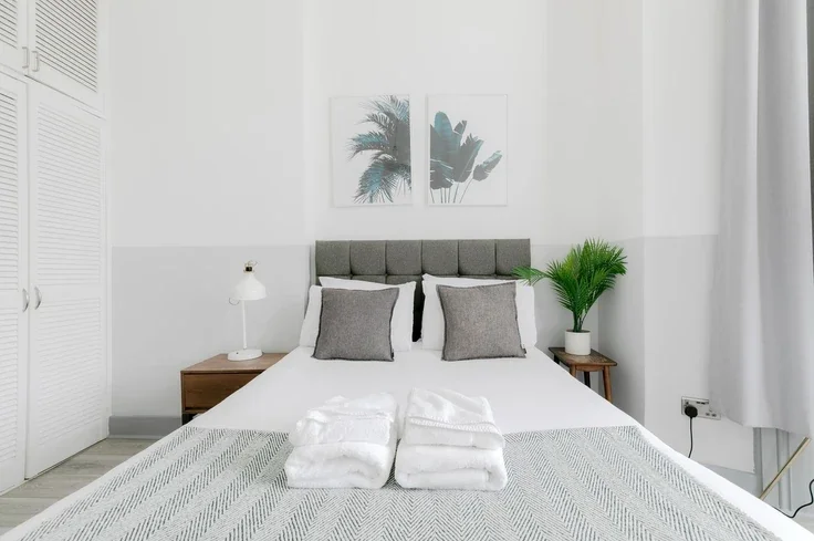 Flat Nevern Road in Greater London