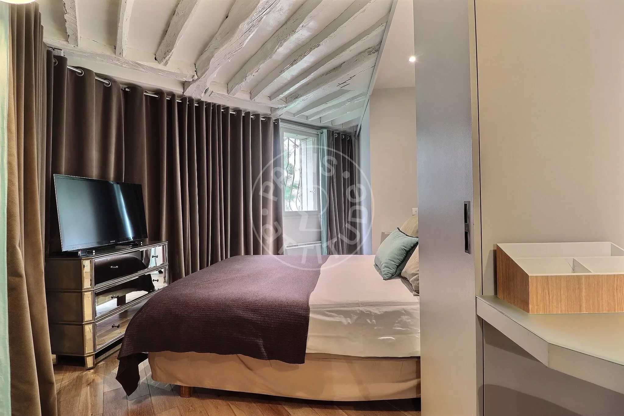 Flat Rue de Nesle in Paris