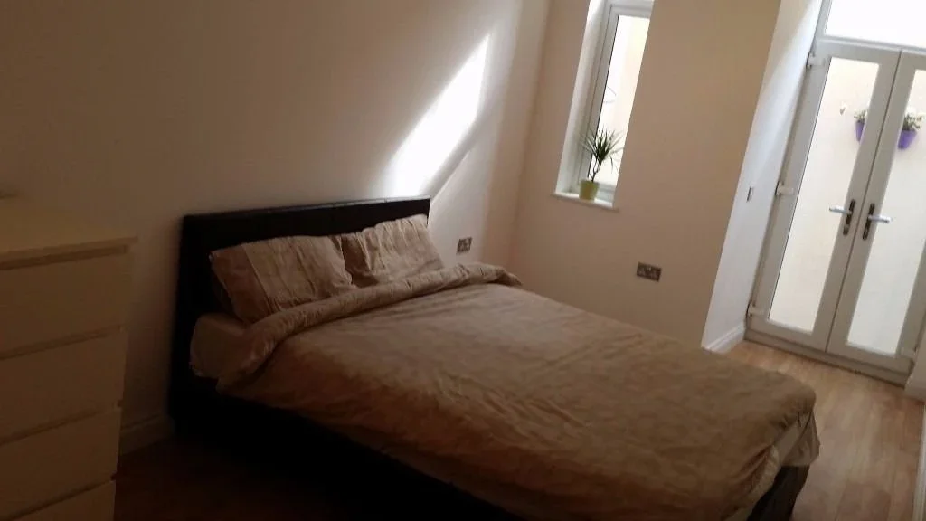 Flat Second Avenue in Greater London