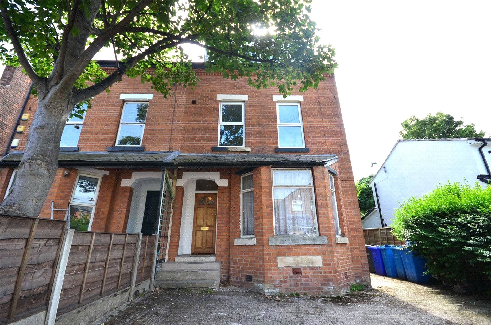 Flat Cresswell Grove in Manchester
