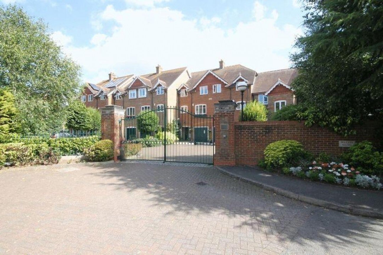 Flat Wallis Mews in Mole Valley
