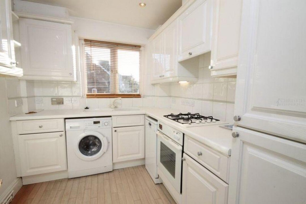 Flat Wallis Mews in Mole Valley