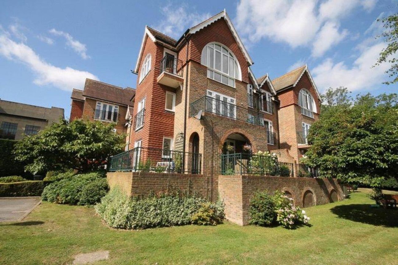 Flat Wallis Mews in Mole Valley