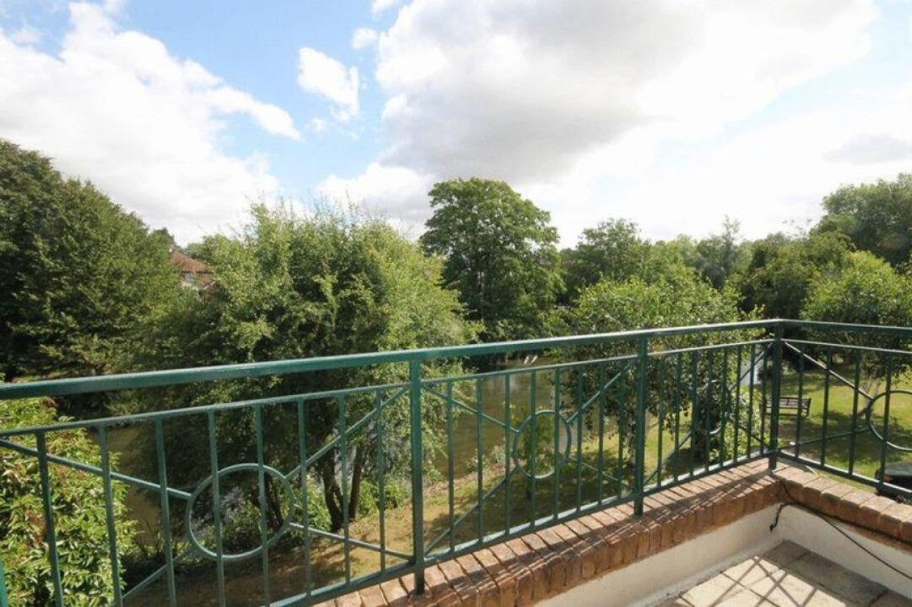 Flat Wallis Mews in Mole Valley