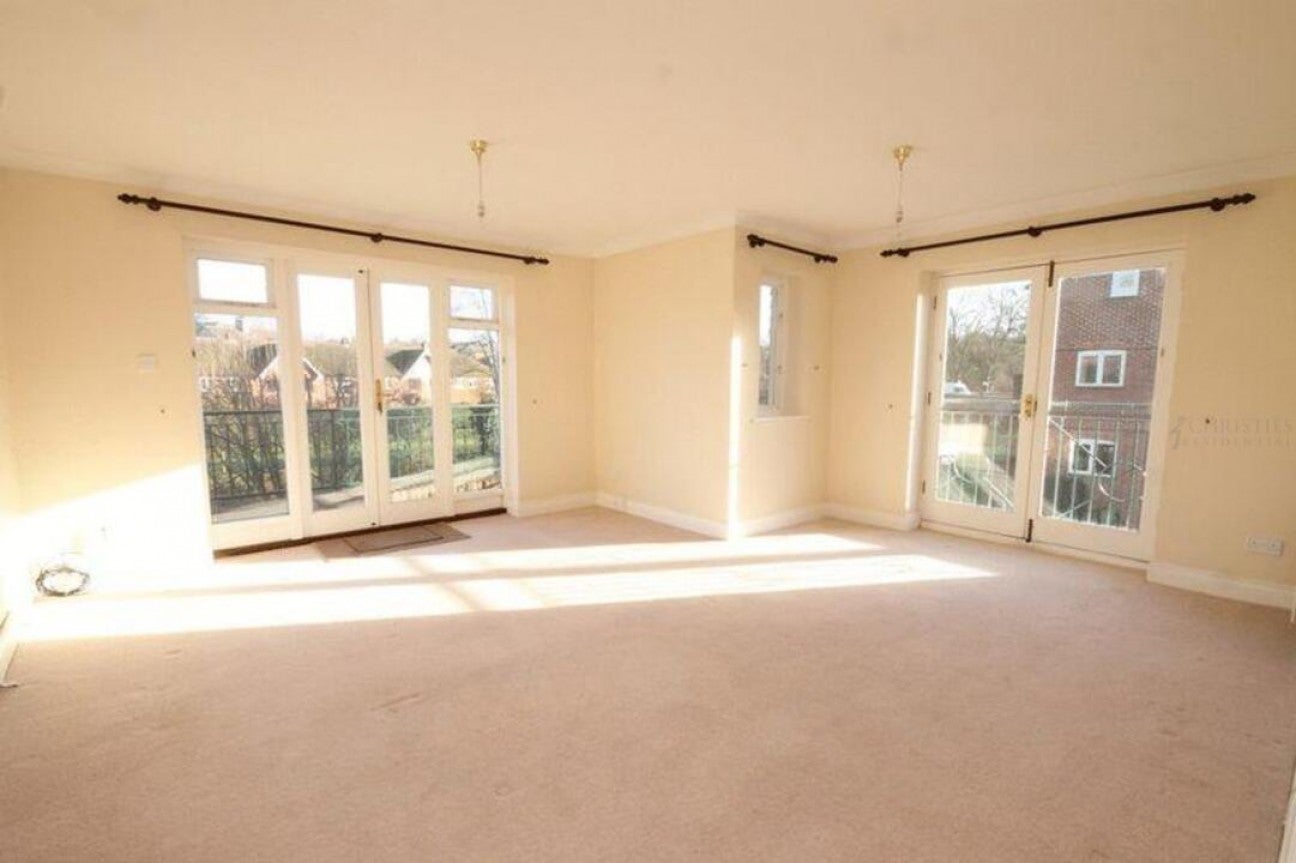 Flat Wallis Mews in Mole Valley