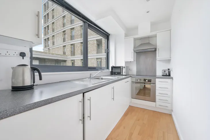 Flat Dock Street in Greater London