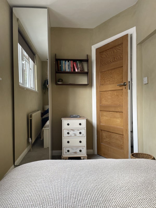 Room Leaf Grove in Greater London