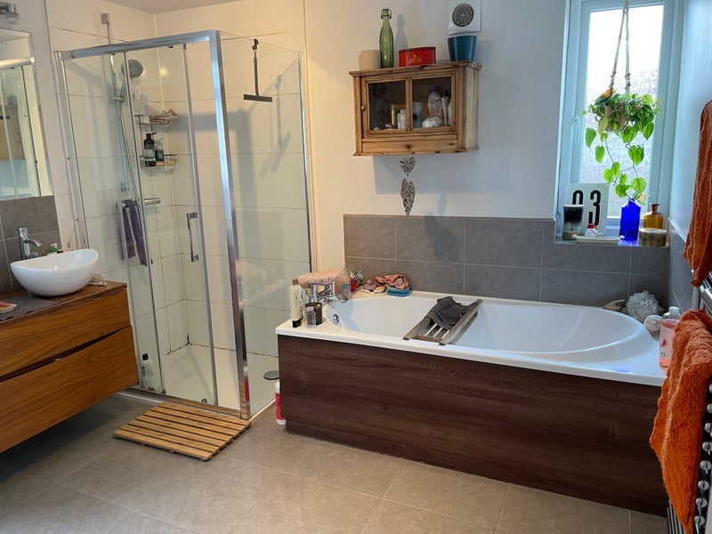 Room Leaf Grove in Greater London