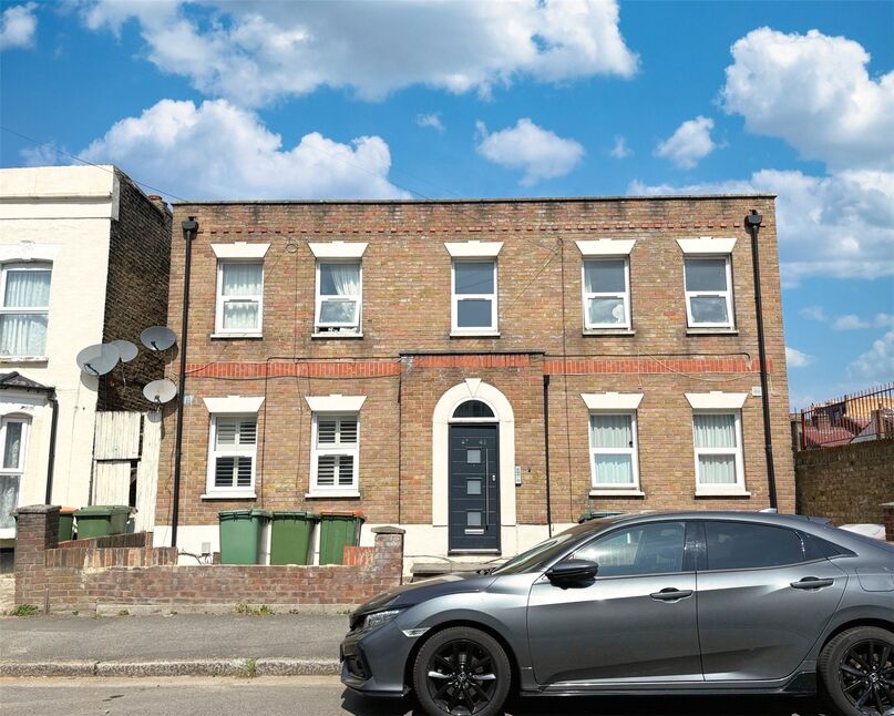 Flat Bignold Road in Greater London