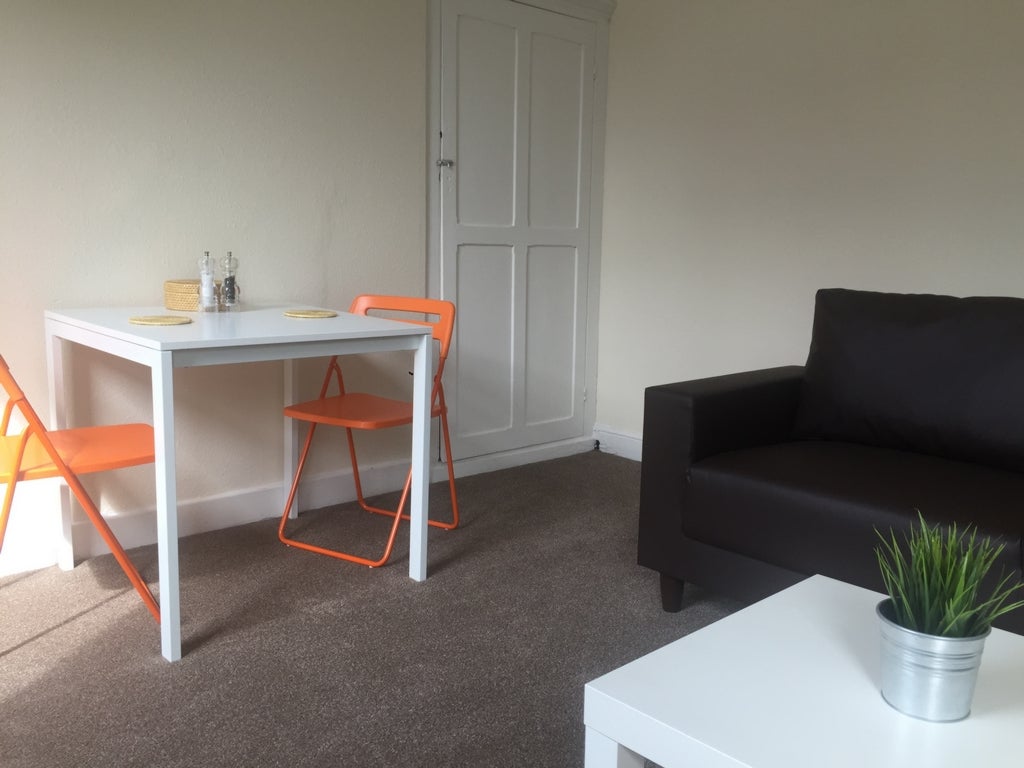 Room Wellington Villas in Nottingham
