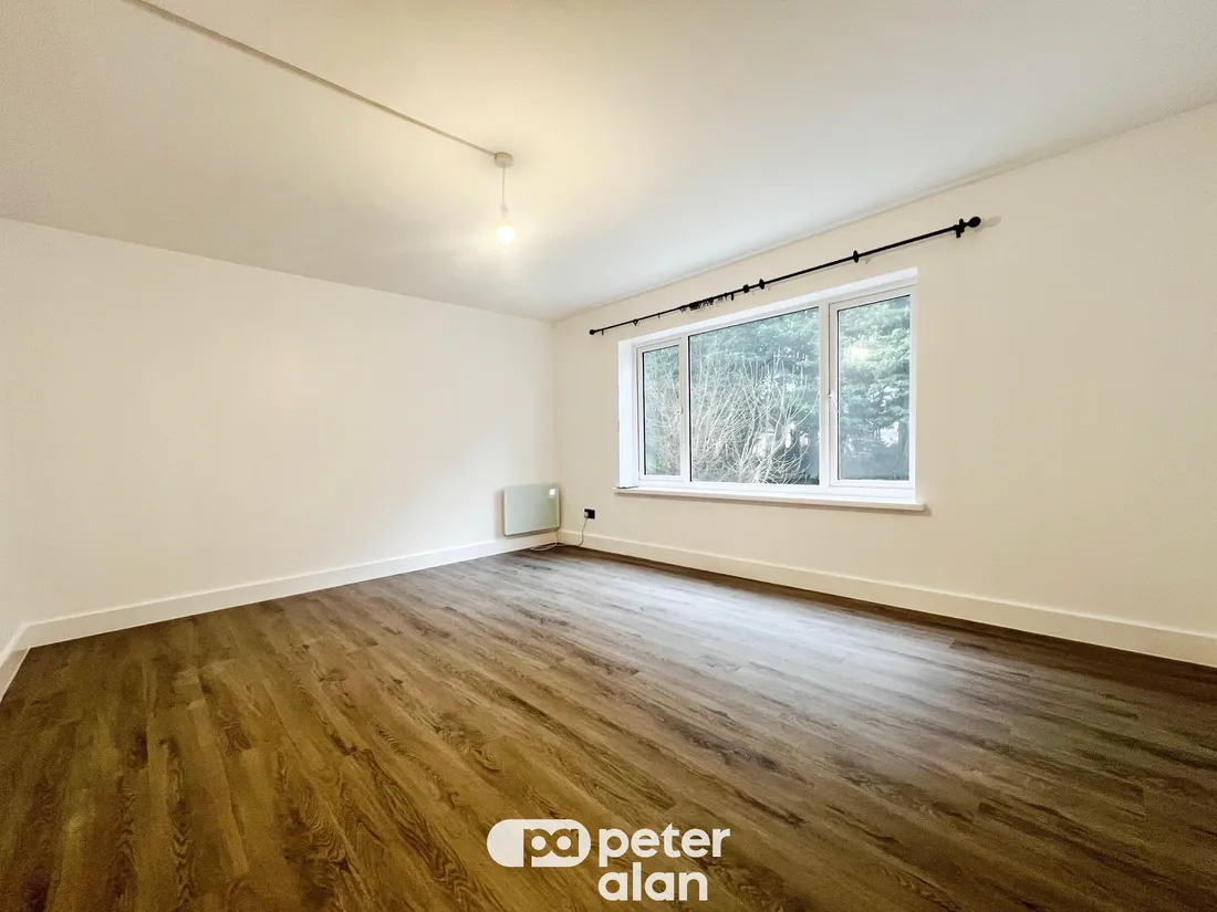 Flat Cranleigh Rise in Cardiff