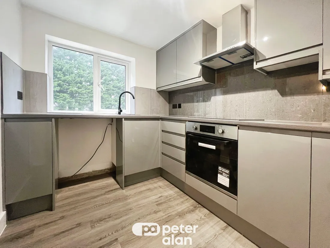 Flat Cranleigh Rise in Cardiff