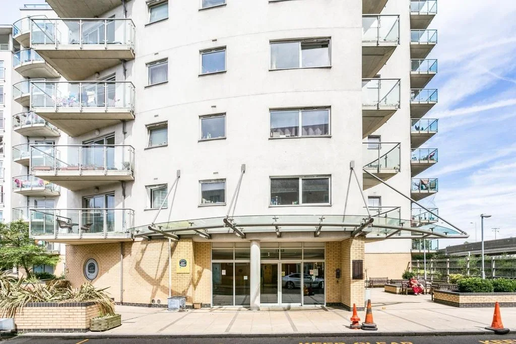Flat Axon Place in Greater London