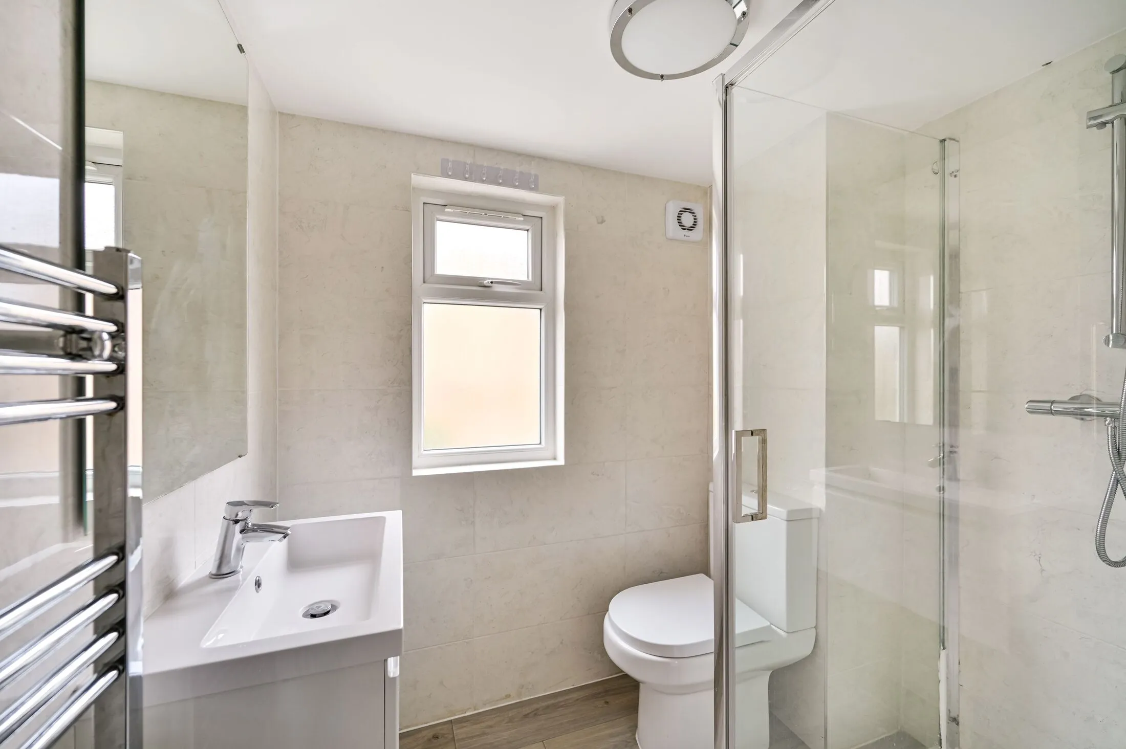 Flat Coombe Road in Greater London
