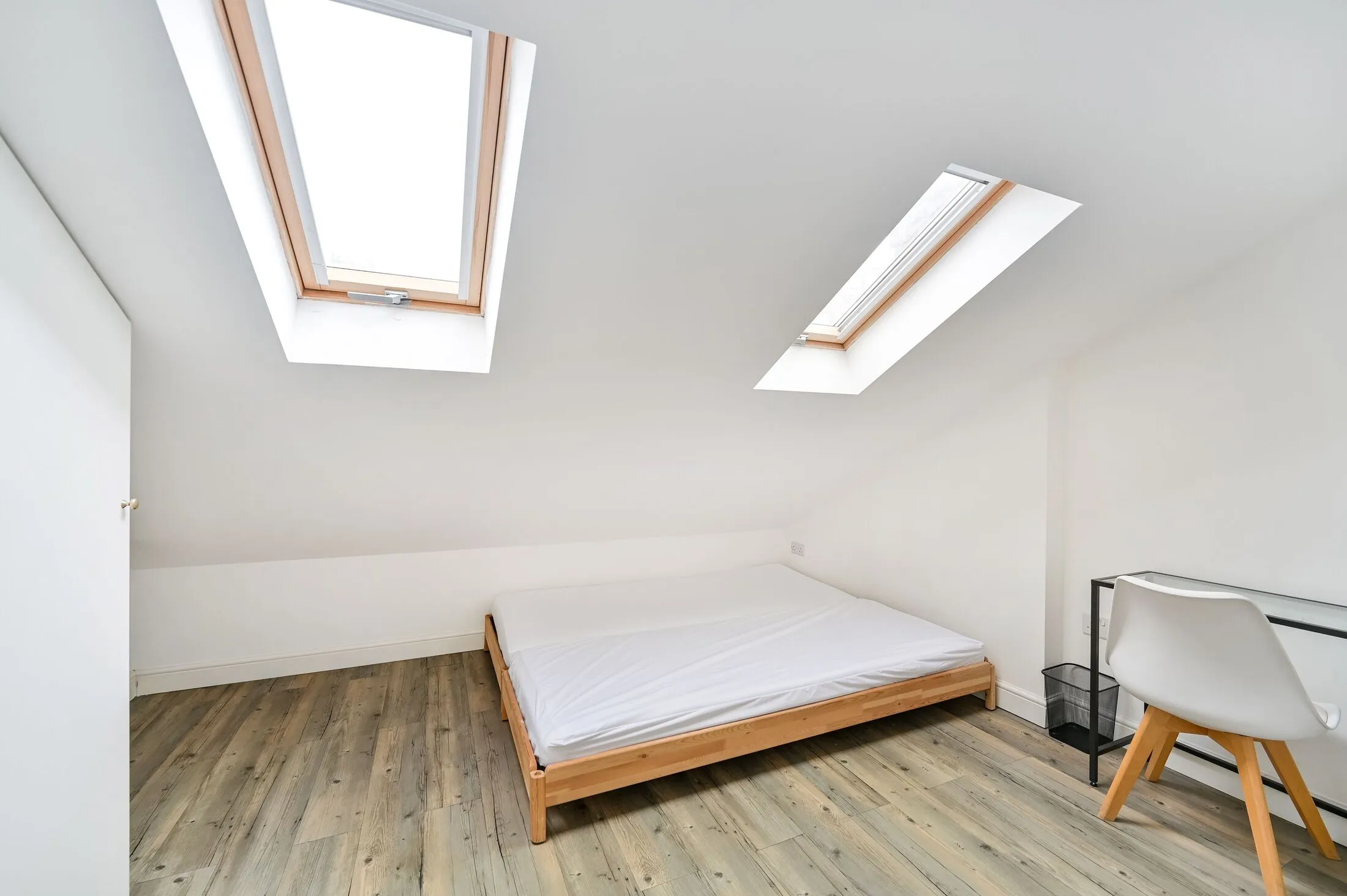 Flat Coombe Road in Greater London