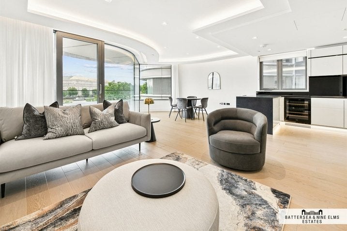 Flat Albert Embankment in Greater London