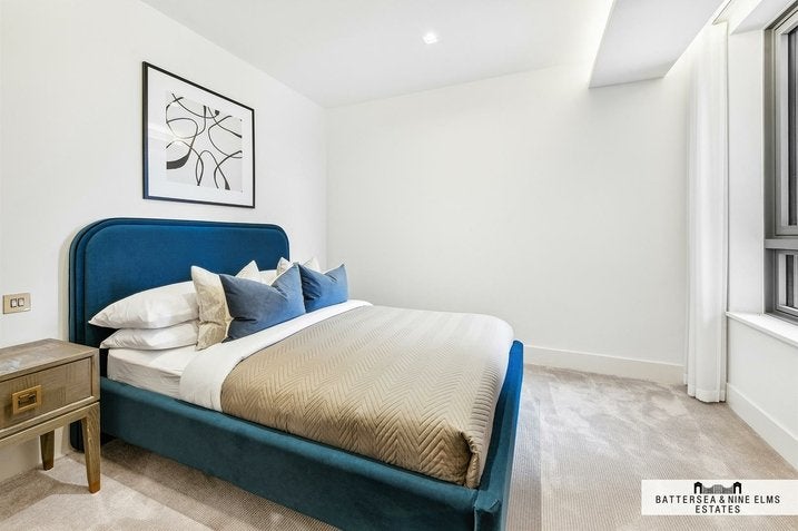 Flat Albert Embankment in Greater London